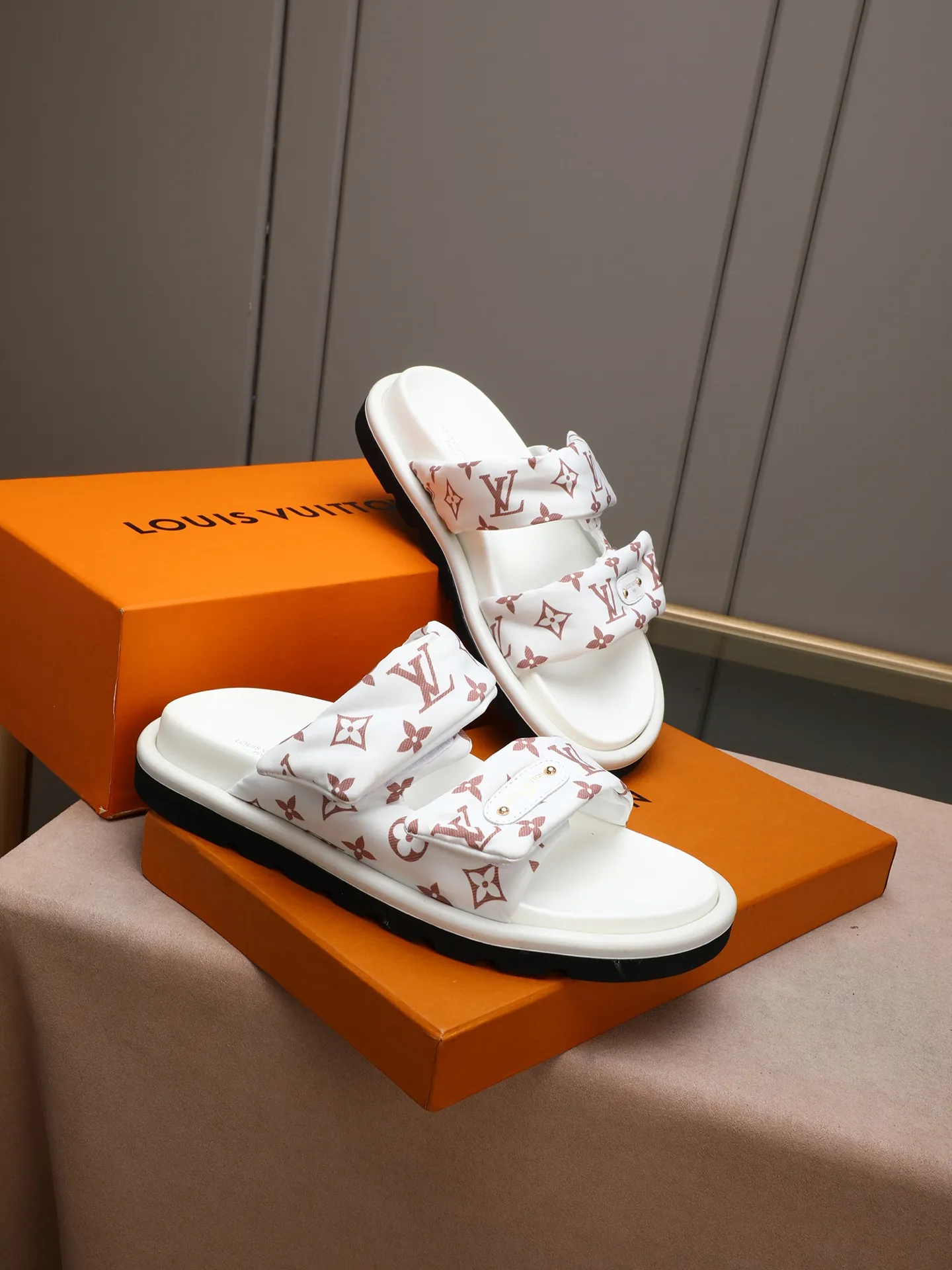PP360 [LOUIS VUITTON] Louis Vuitton, LV printing, men's and women's slippers are on the market. The drawer box packaging comes with a cloth bag and a card. The upper pattern looks very soft and waxy, and it is a super versatile leg slimming tool. Fabric: imported denim/canvas/old fabric, LV hardware LOGO, official website pattern printing, comfortable to wear, feet: high-elastic PU water table. Sole: foam sole, heel height: about 5cm. Code number: 35-46, 35, 45, 46 are custom-made and non-returnable. Color: multiple colors and styles available.
